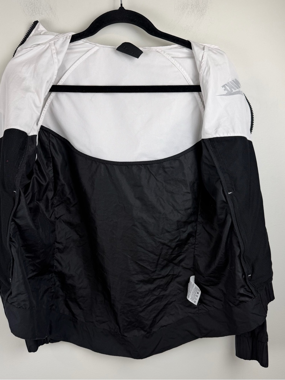 Nike Women’s Black / White Full Zip Hooded Side Pockets Windrunner Jacket Sz XS - Picture 3 of 12